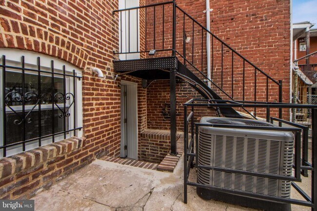 Building Photo - 333 S Conkling St