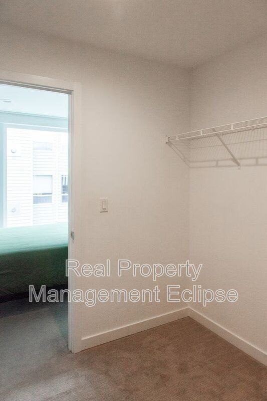 Building Photo - 8819 Midvale Ave N