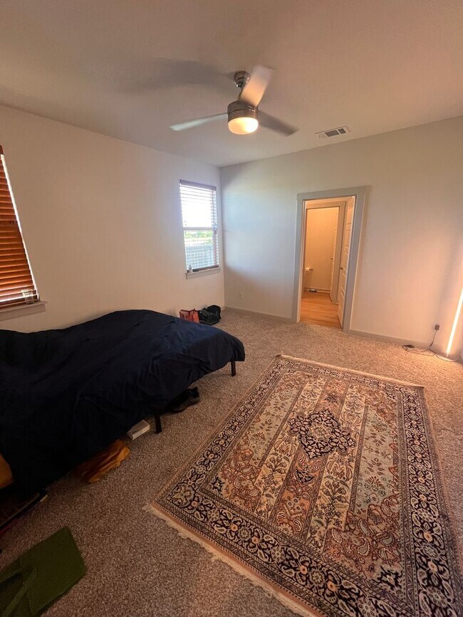 Building Photo - 3 bed 2 bath home off I-35