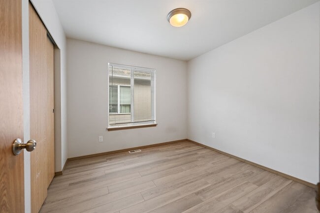 Building Photo - Move in ready! 3 bedroom rambler - Great l...