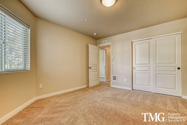 Building Photo - Contemporary 3 Bed 2.5 Bath Style Home in ...