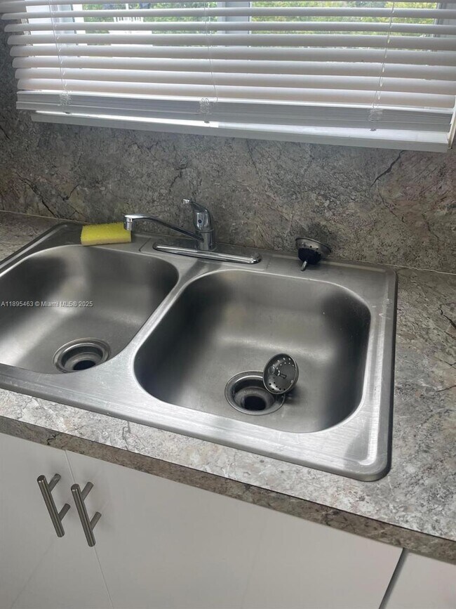 Building Photo - 3 bedroom in Miami FL 33147