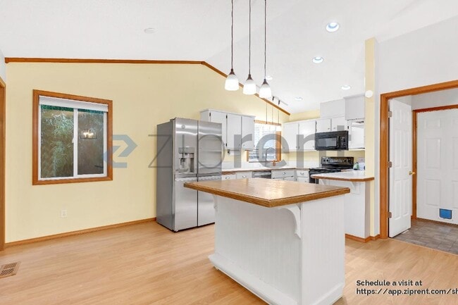 Building Photo - 9380 SW Sagert St