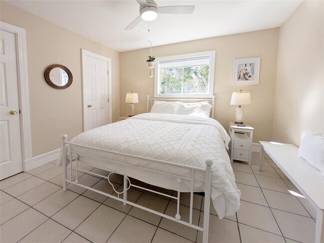 Building Photo - 3215 Royal Oaks Dr