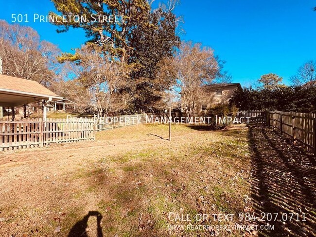 Building Photo - Vintage 3 Bedroom 2 Bath Brick Ranch on co...