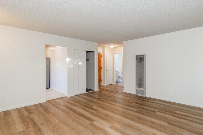 Building Photo - Top Floor 1BR/1BA. Renovated! DISHWASHER! ON-SITE LAUNDRY!