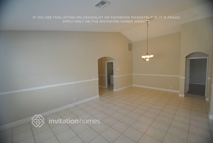 Building Photo - 9549 Lago Dr