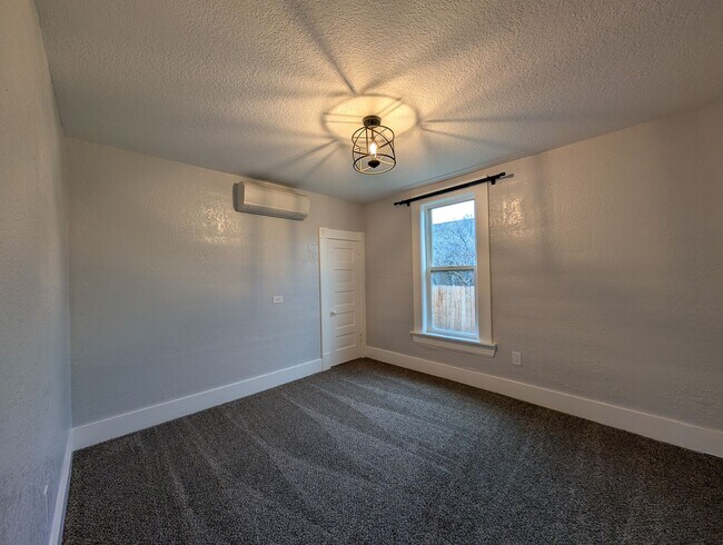 Building Photo - 2 bedroom 1 bath home