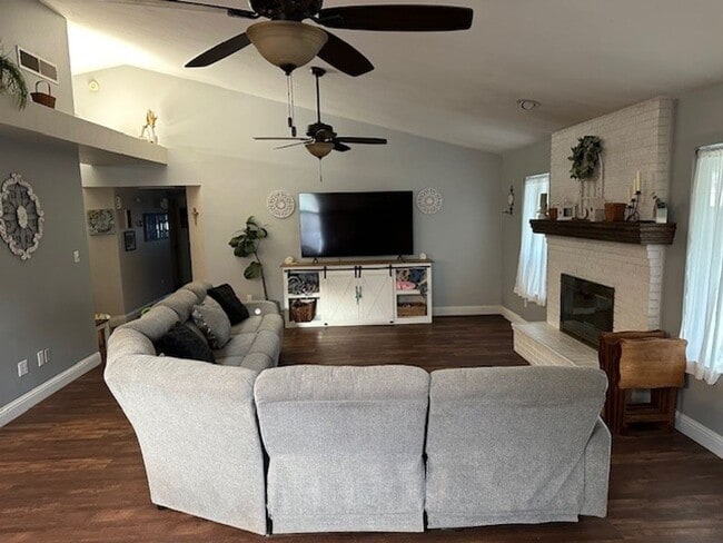 Building Photo - North West Bakersfield Home