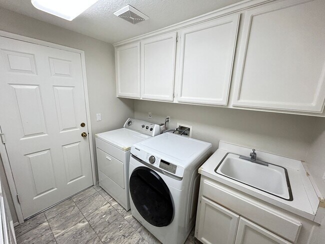 Building Photo - 8132 E Hillsdale Dr