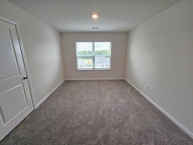 Building Photo - 942 Pineland Dr