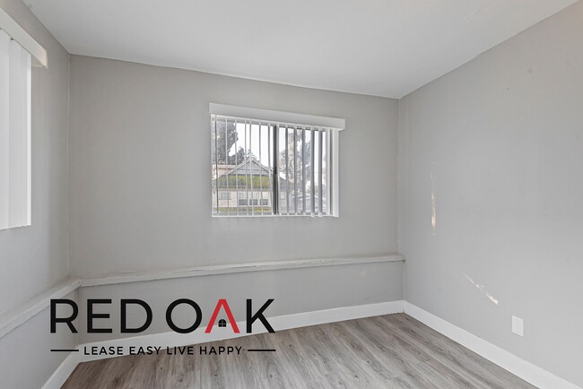 Building Photo - Gorgeous Two Bedroom Featuring Modern Ceil...