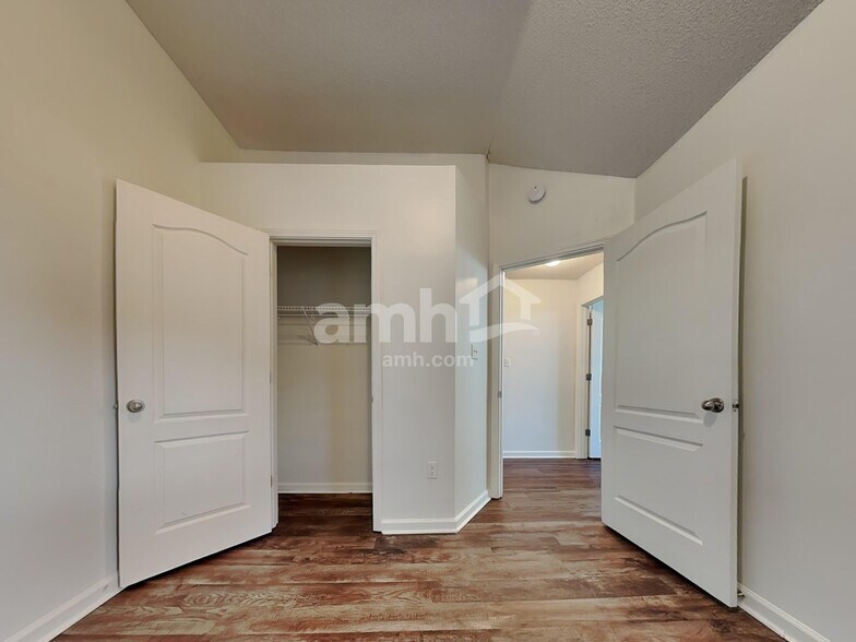 Building Photo - 6145 Sandbourne E