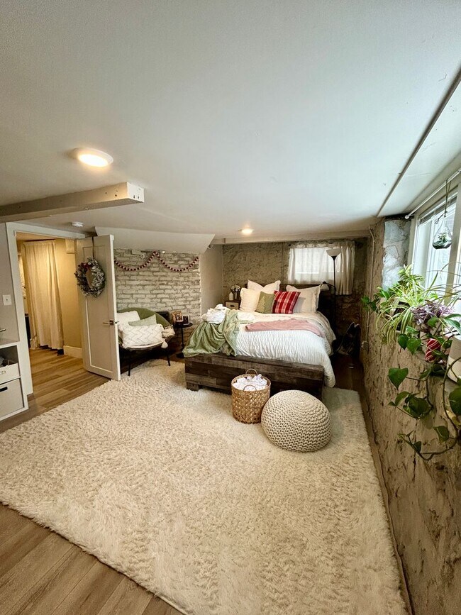 Building Photo - 1719 E 5th St