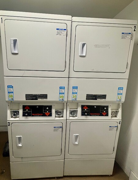 Building Photo - 555 Oak St