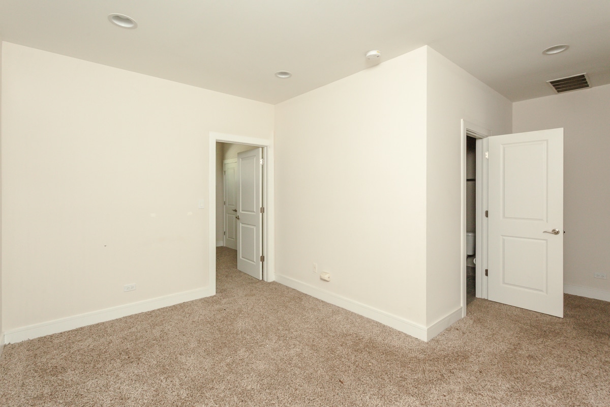 Building Photo - 3508 N Sacramento Ave