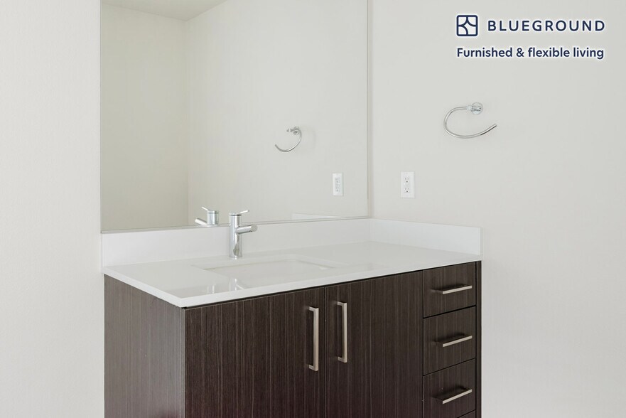 Building Photo - 2333 Calle Del Mundo