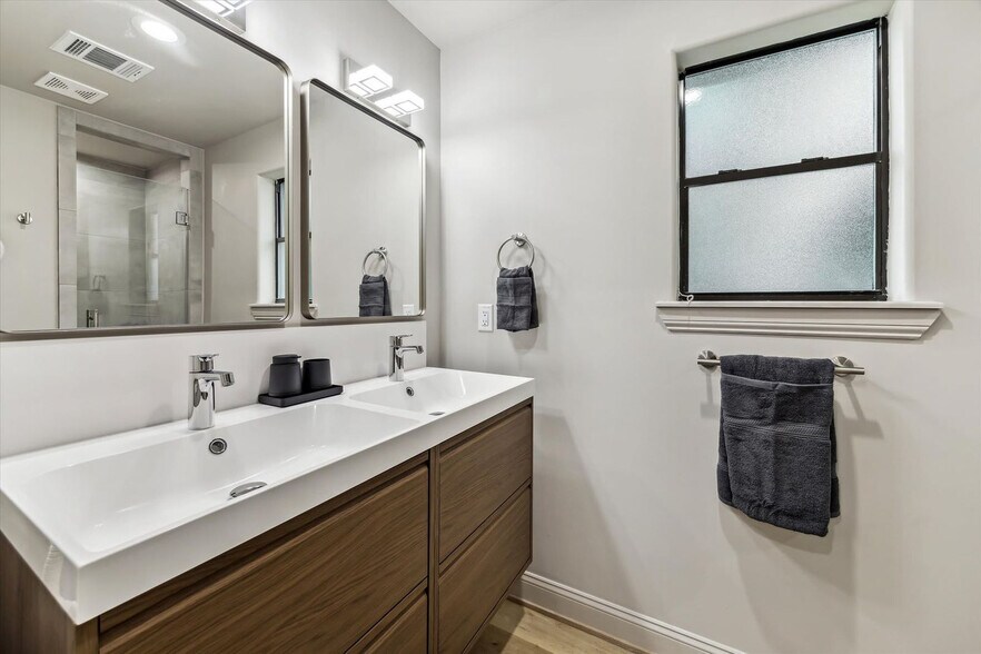 Building Photo - 5615 Cerritos Dr