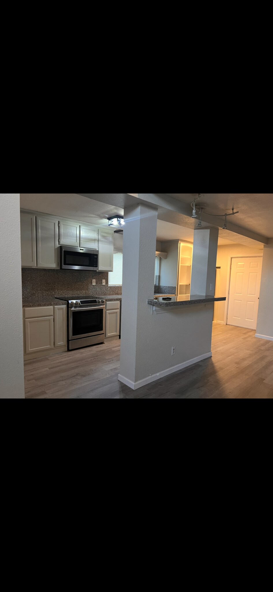 Building Photo - 1403 E Monte Vista Ave