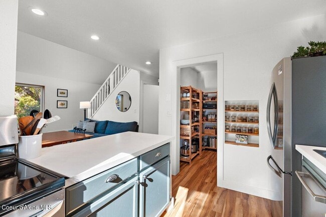 Building Photo - Great CDA Location!