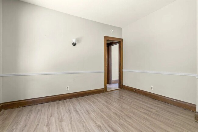 Building Photo - 309 W 12th St