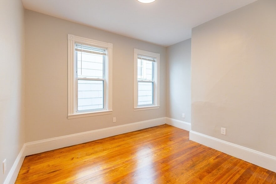 Building Photo - 206 H St