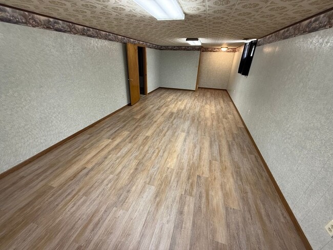 Building Photo - Retro Style Home with Massive Backyard