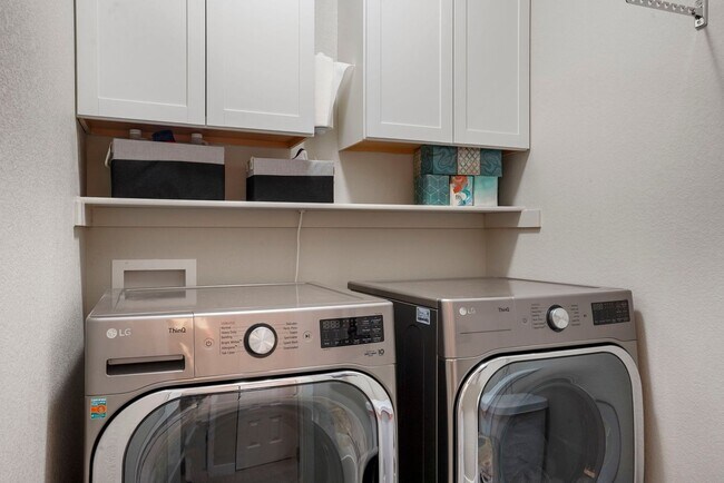 Building Photo - Modern 3-Bedroom Townhome in Midtown Denver – Carefree Living Awaits!