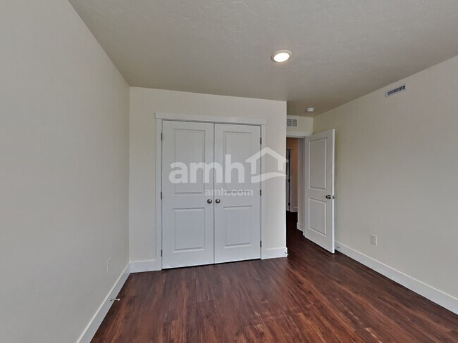 Building Photo - 979 N Nichole Ave