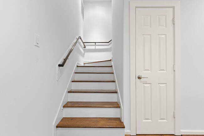Building Photo - Live Near Memorial Park! Spacious 3BR with...