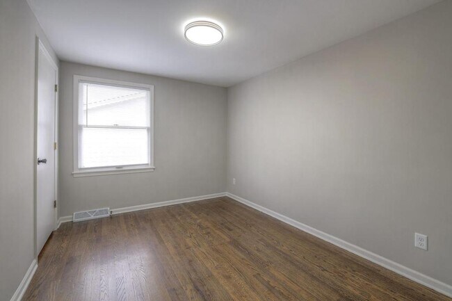 Building Photo - 10530 W 92nd Pl