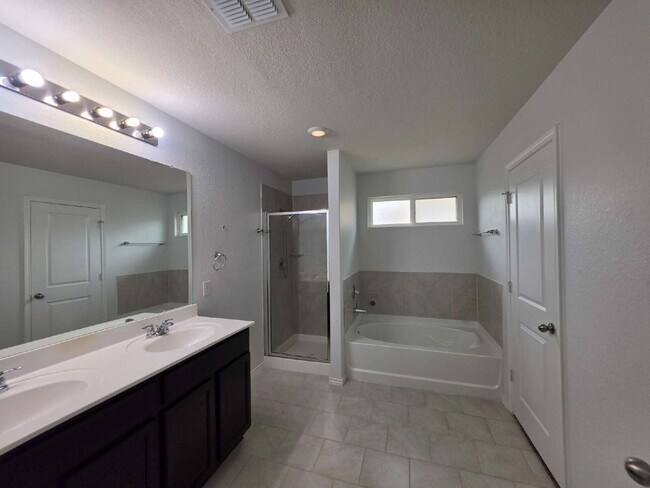 Building Photo - Ready Now – Freshly Painted & Move-In Ready!