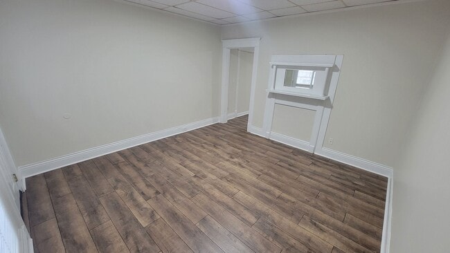 Building Photo - Shotgun Styled One Bedroom Close To UOfL