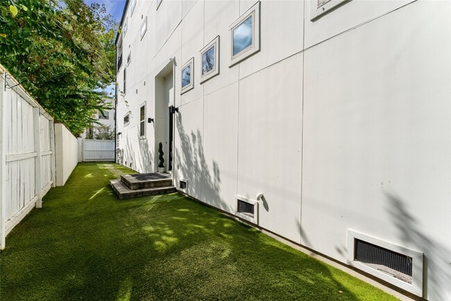 Building Photo - 1902 W 25th St