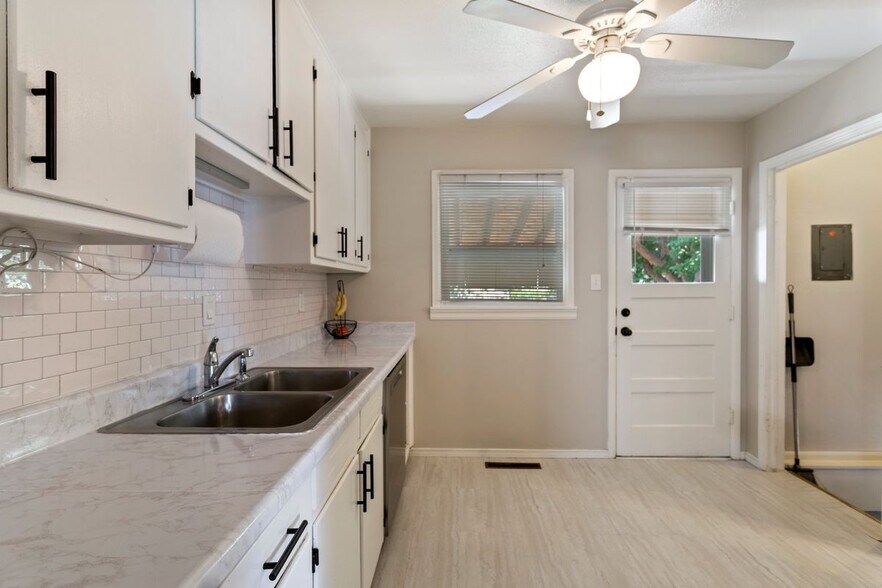 Building Photo - 1550 Happiness Dr