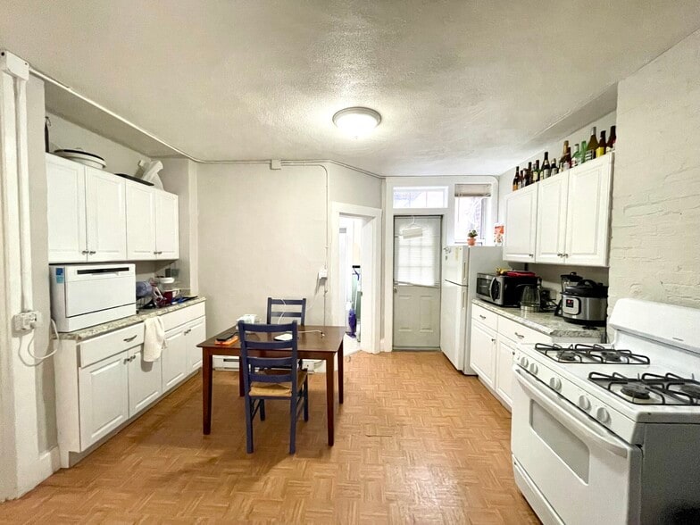 Building Photo - 161 Endicott St