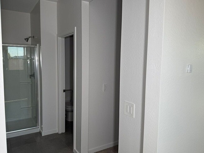 Building Photo - Move in today and enjoy