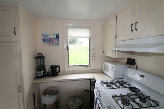 Building Photo - Beautiful 2-bedroom Charmer in Aksarben