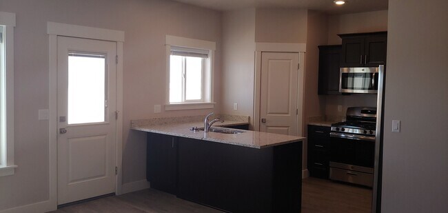 Building Photo - Like New Townhouses! Available Now!