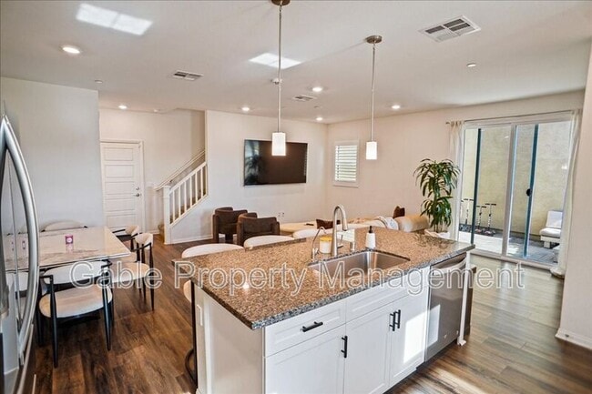 Building Photo - 27605 Sawtooth Ln