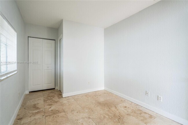 Building Photo - 2180 Bay Dr