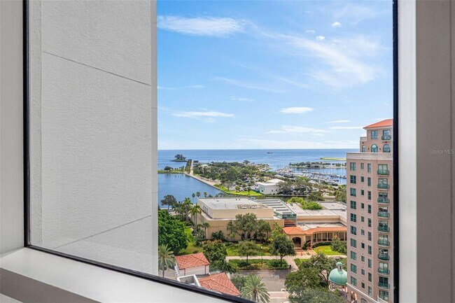 Building Photo - 300 Beach Dr NE