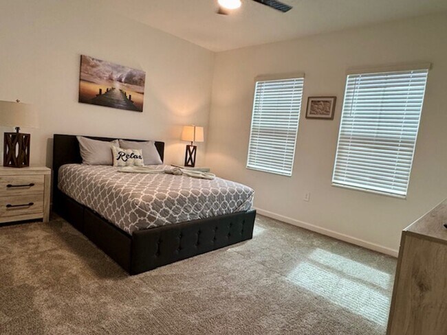 Building Photo - Spacious 4 bedroom 2.5 Bath, Fully Furnish...