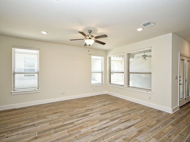 Building Photo - "Charming 3-Bed Condo Retreat with 2 Full Baths – 1475 Sq Ft of Comfort in Georgetown, TX!"