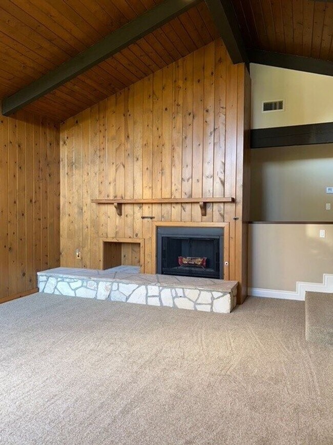 Building Photo - Well-Maintained Home with Great Outdoor Space