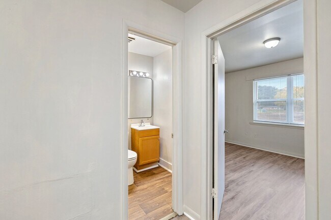 Building Photo - Renovated 3 Bedroom Unit!