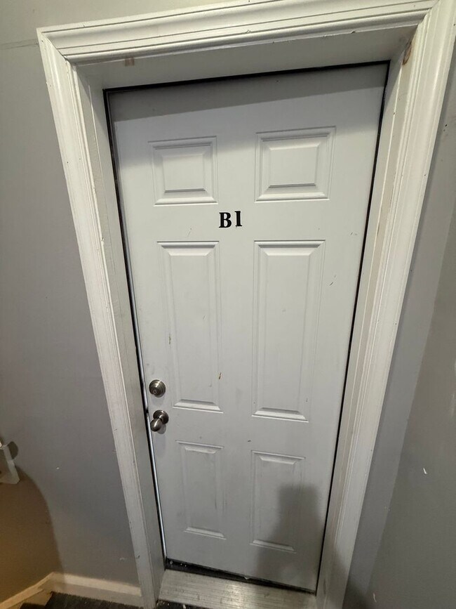 Building Photo - Now Accepting 525 Credit | Half First Month + Last Month Rent