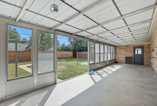 Building Photo - 2 bed 1 bath Ranch in Lowry in Denver