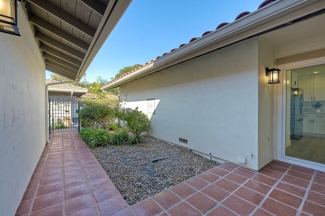 Building Photo - Beautifully remodeled single-story home in the heart of Solana Beach!