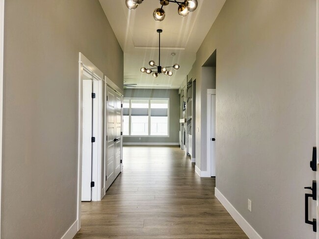 Building Photo - Move in ready luxury home!